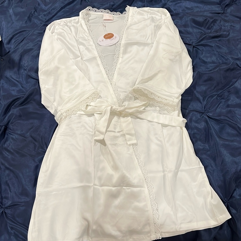 Le Rose Stories Ellie White Lace Trim Robe (NWT)